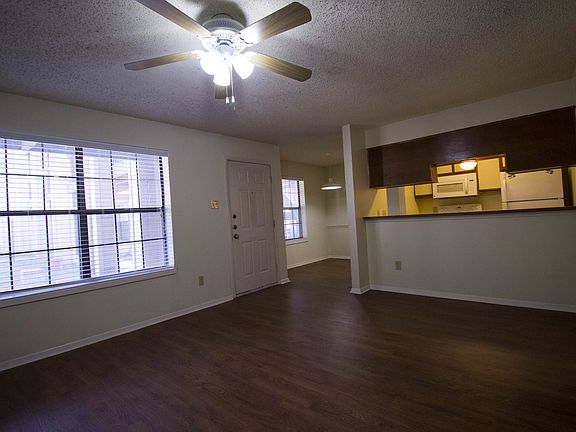 3rd image of 218 N Texas Blvd APT 302
