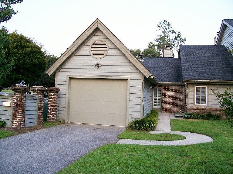 Golf community, 1 story townhouse (no stairs) and GARAGE!