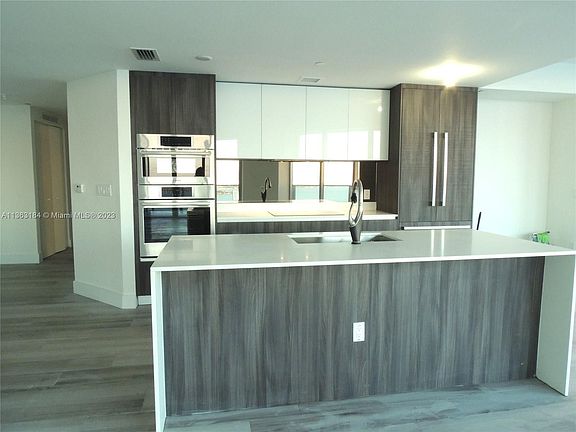 3rd image of 488 NE 18th St Unit 2915