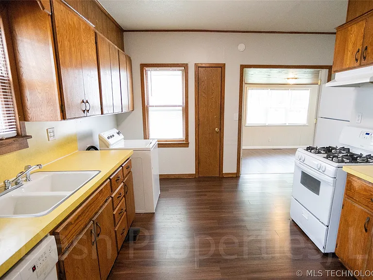 1119 S Florence Ave — Photo 15