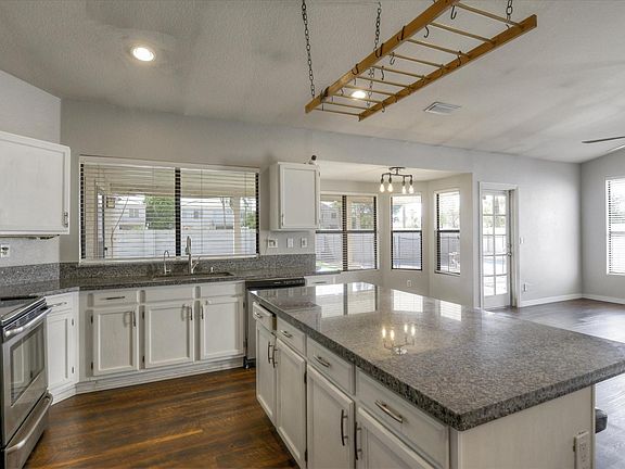 4th image of 3012 N 110th Dr