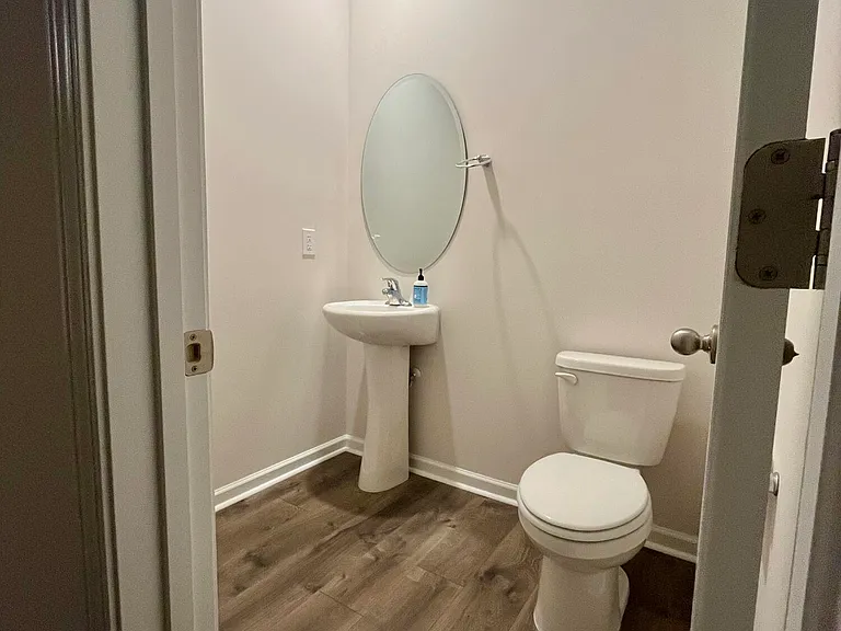 298 Robert Pl — Photo 4