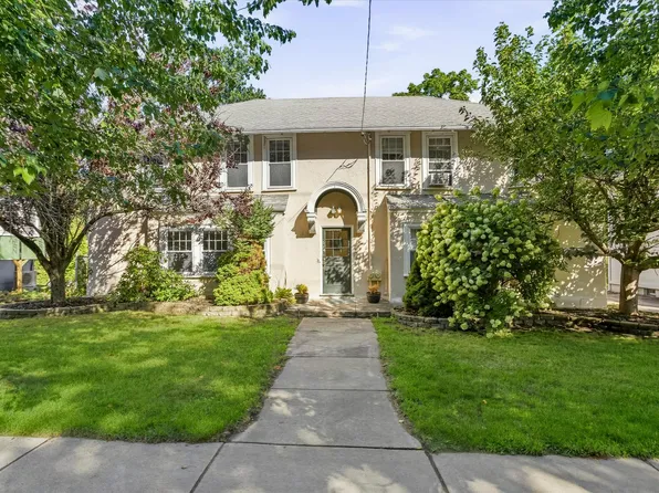 306 Edge Hill Rd #2, Milton, MA 02186