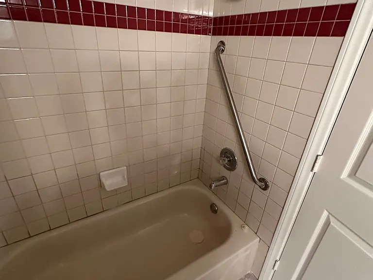 1600 N Torrey Pines Dr #102 — Photo 14