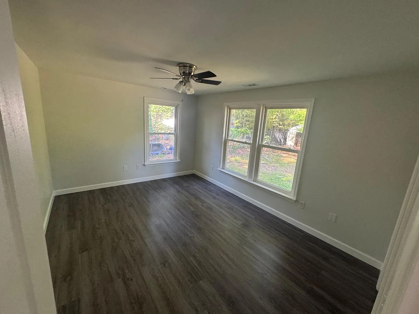 948 Hollywood Dr - Rm 4 — Photo 1