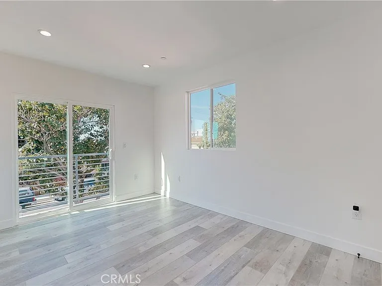236 N Burlington Ave — Photo 5