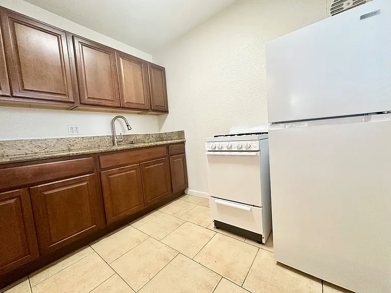 2505 Jefferson St — Photo 8