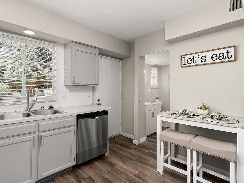 Nob Hill Apartments — Photo 4