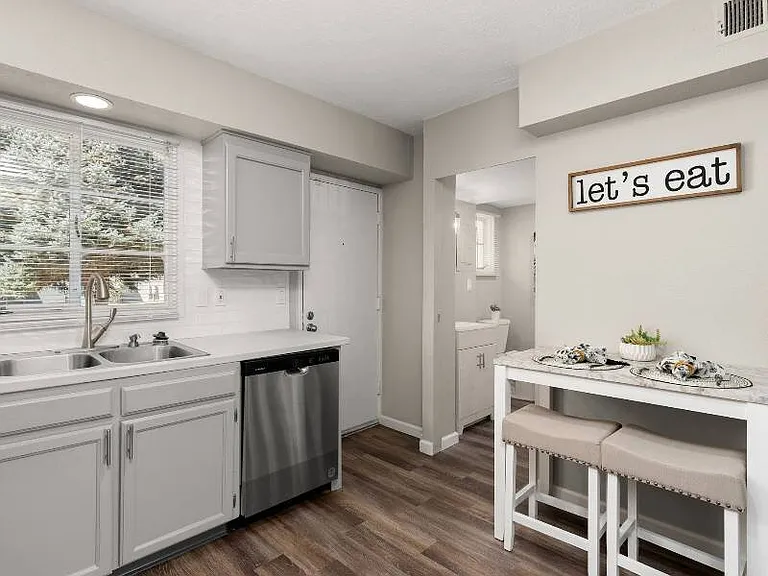 Nob Hill Apartments — Photo 4