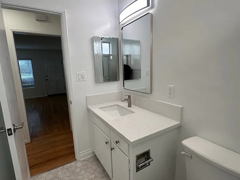 1219 Barry Ave #2 — Photo 15