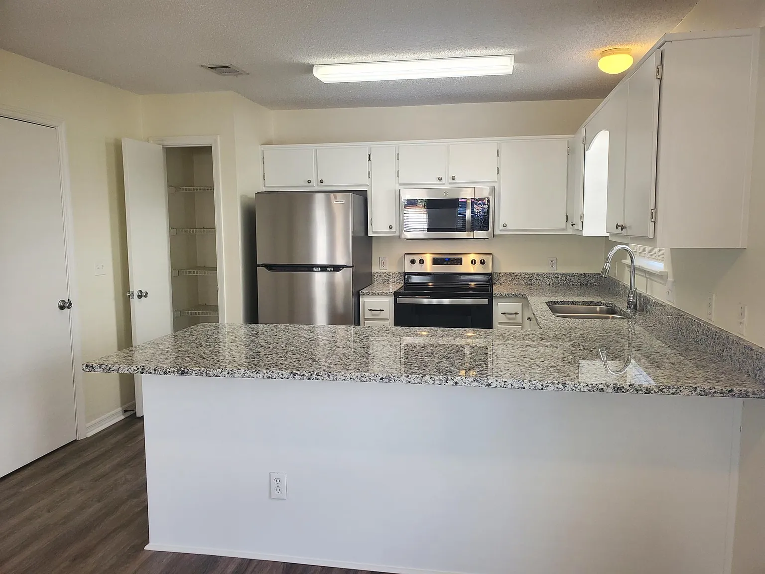 2 bed, 1200 sqft, $2,675 — Photo 4