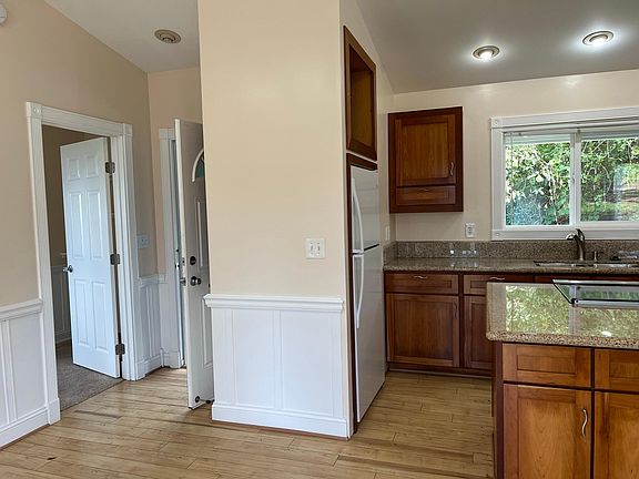 entrance into livingroom and kitchen