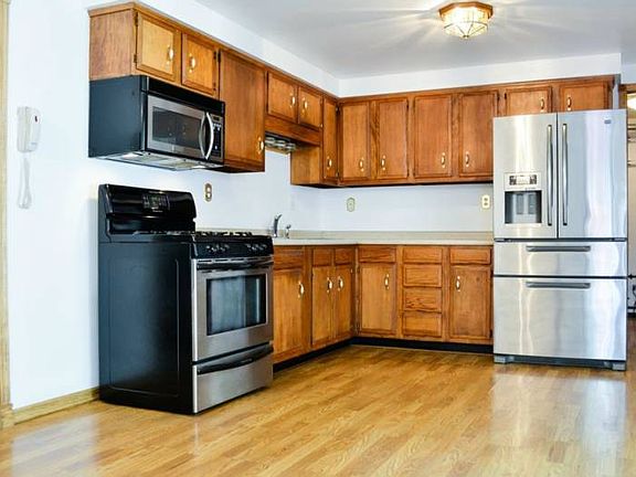 Beautiful open concept kitchen (12x12) with laminate flooring, oak cabinets and high end stainless steel appliances.