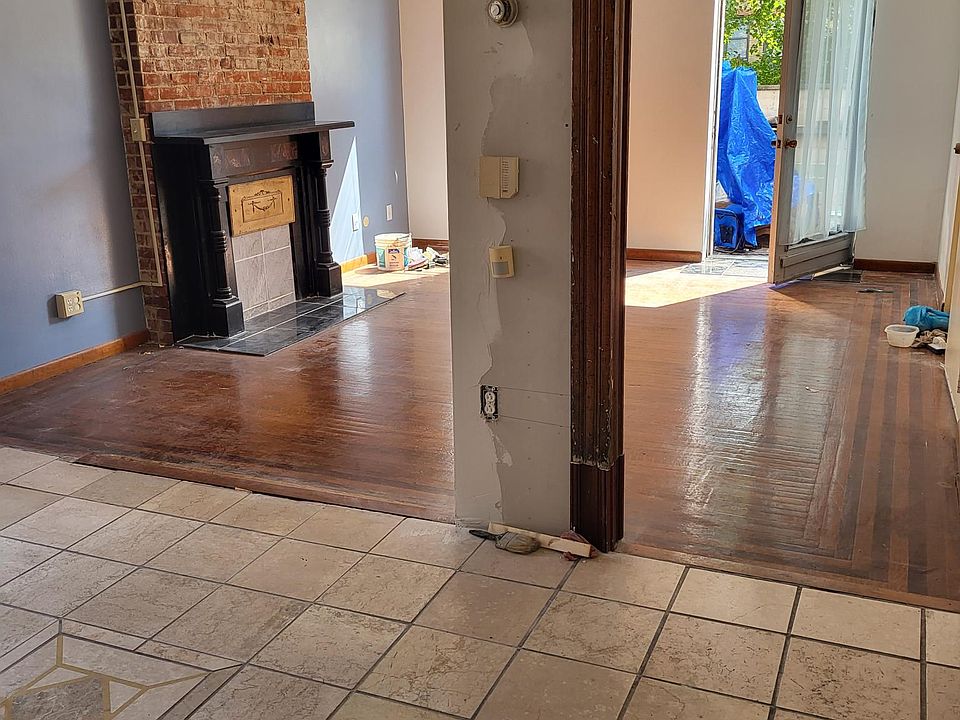 LIVINGROOM OPENS TO A BRICK PATIO, AVAILABLE COMMERCIAL WASHER/DRYER DOWNSTAIRS
