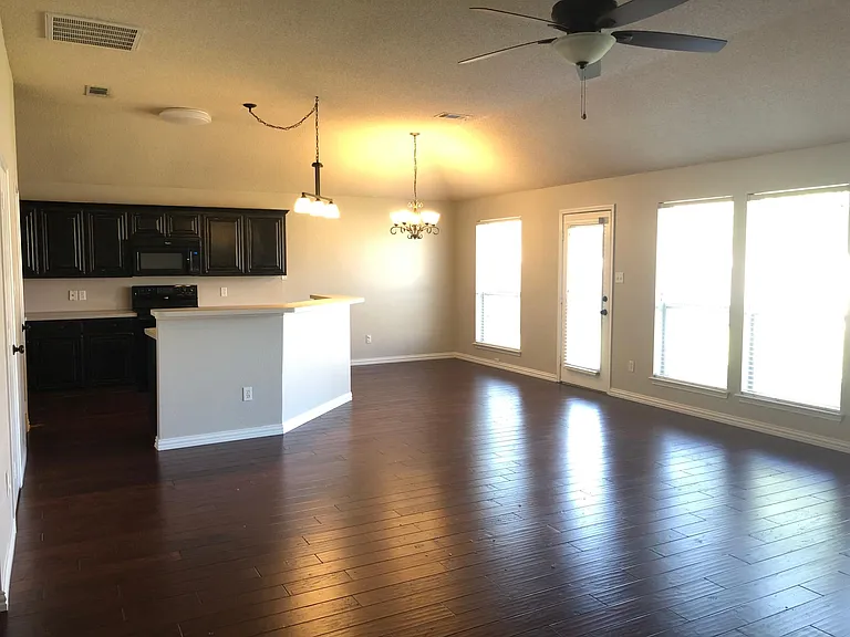 400 Bretts Way — Photo 2