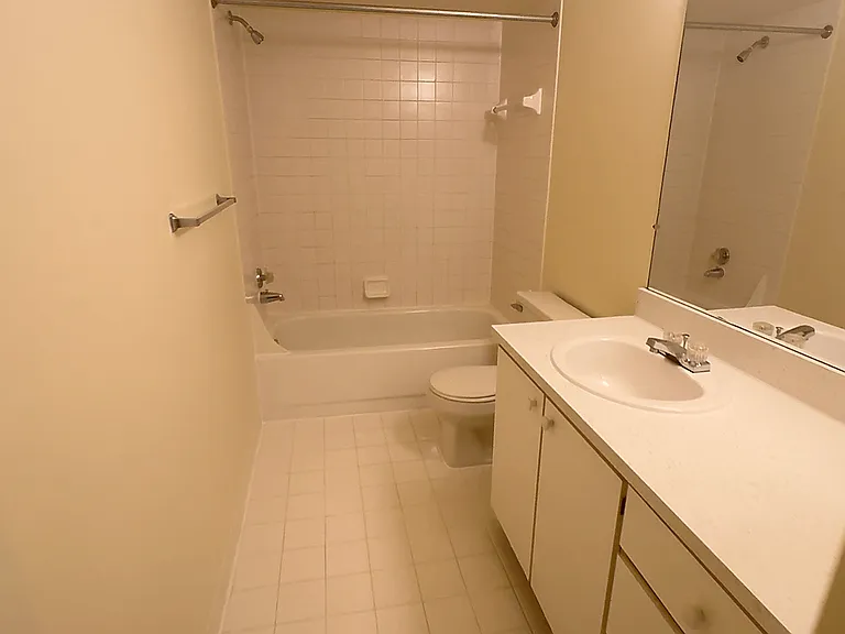 Lakeside Village Apartments — Photo 132
