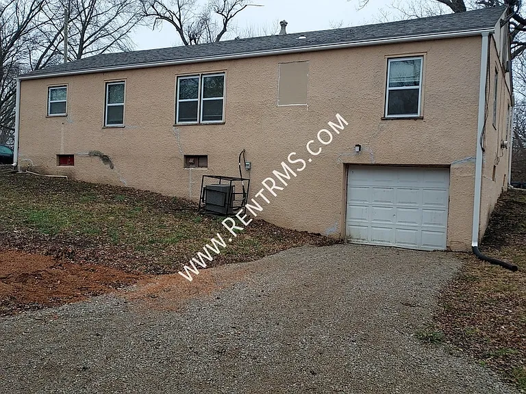 2430 SE Minnesota Ave — Photo 3