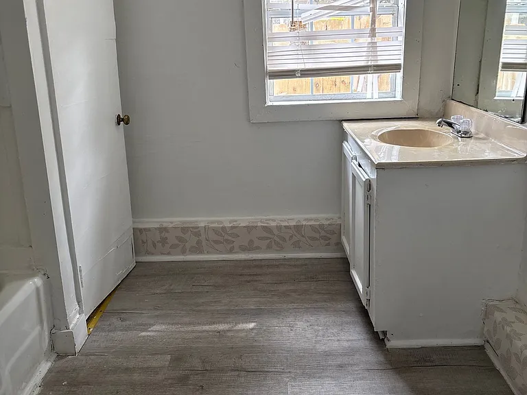 1105 N McLemore Ave #A — Photo 9