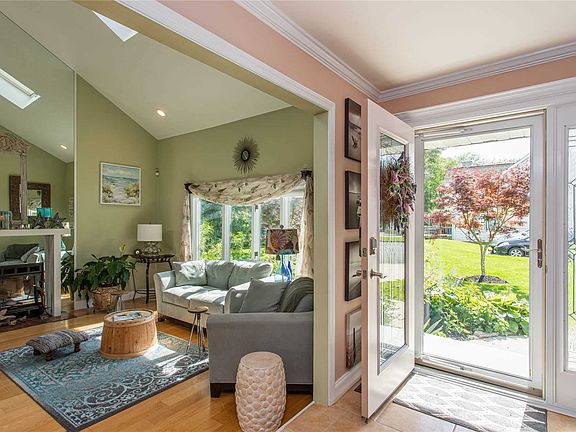 3rd image of 10 Beach Manor Ct
