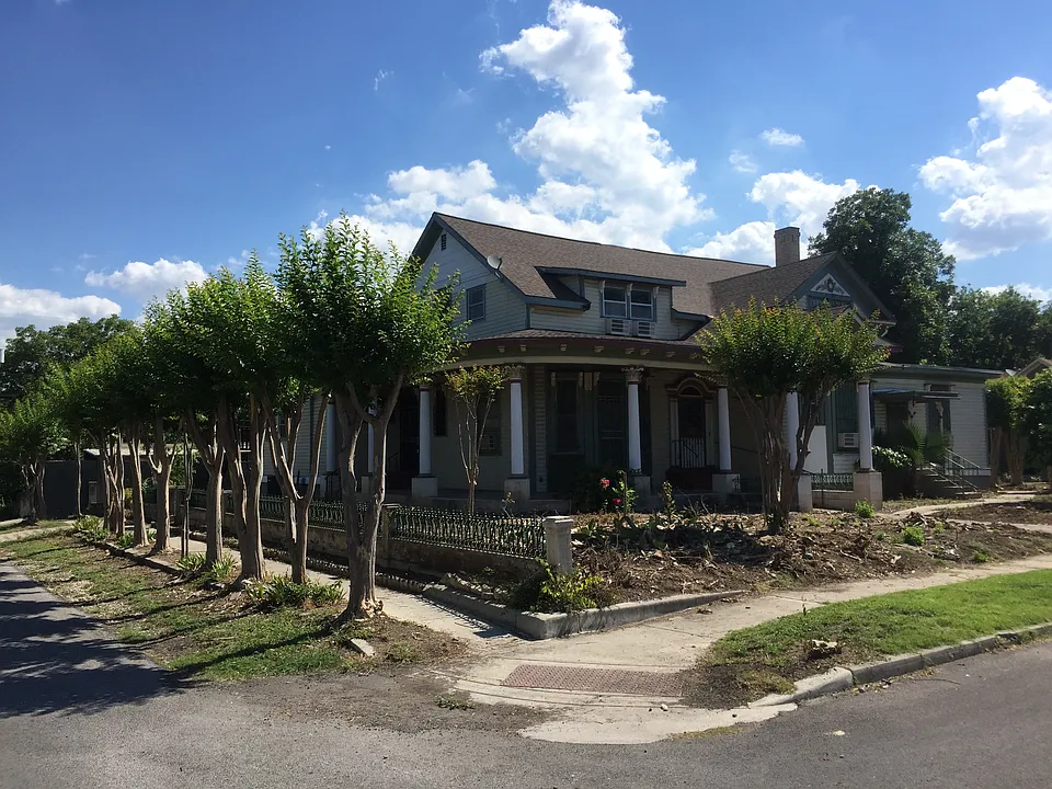 437 W Magnolia Ave