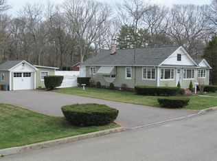 21 Oak St, Saint James, NY 11780