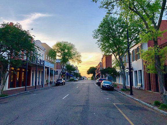 Street scene in front of building