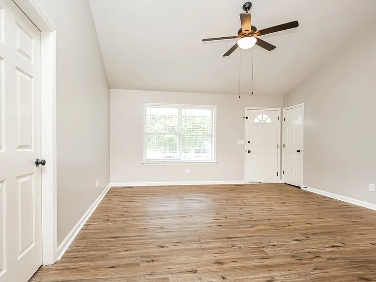 300 Southlake Dr — Photo 3