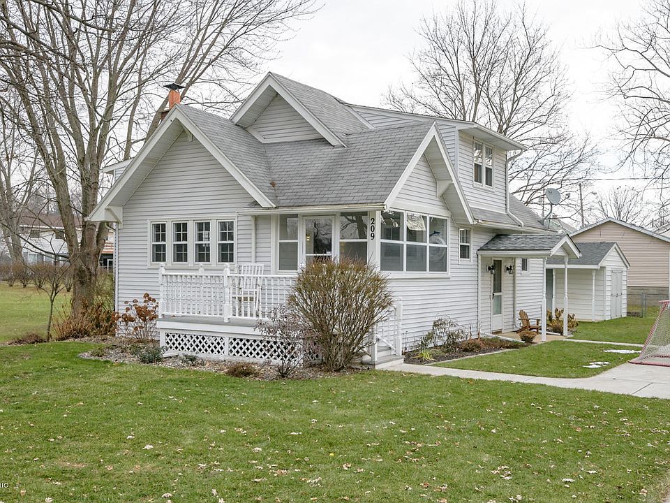 1st image of 209 Lakeshore Dr
