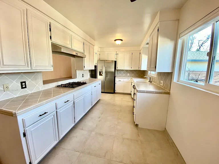 18246 Sunburst St — Photo 4