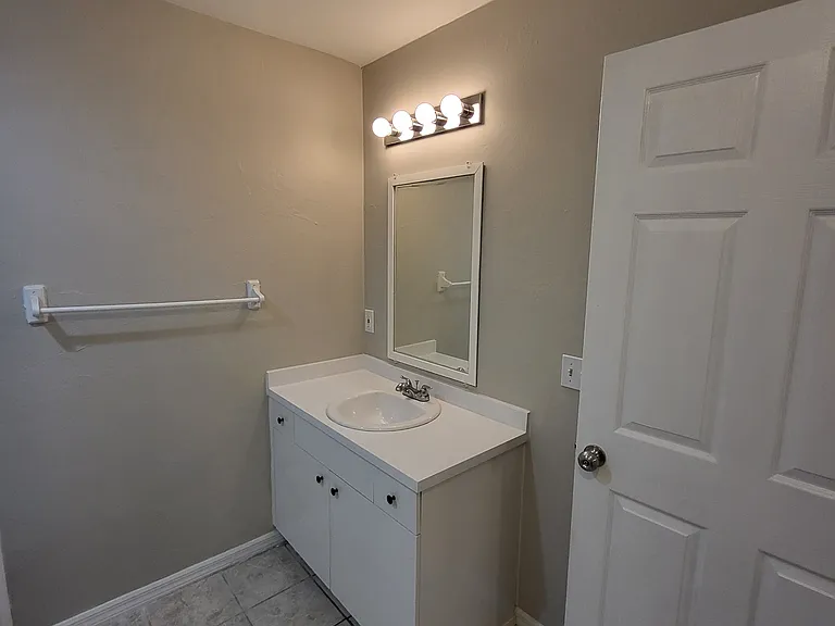 2145 Pauldo St — Photo 16