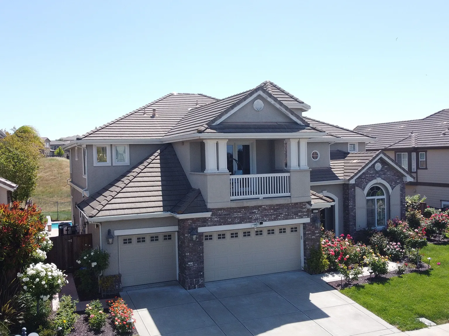 6 bed, 4.5 bath, 4690 sqft, $8,500 — Photo 2