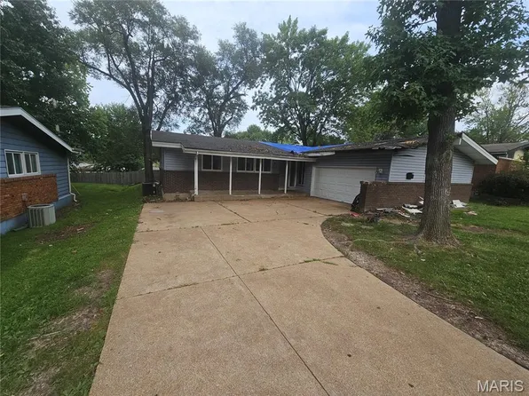 420 Waterford Dr, Florissant, MO 63033