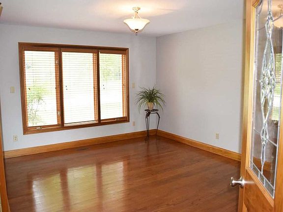 4th image of 912 Woodridge Ct