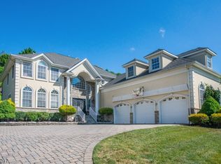 97 Hamilton Trl, Totowa, NJ 07512