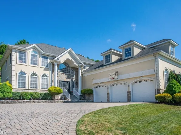 97 Hamilton Trl, Totowa Boro, NJ 07512