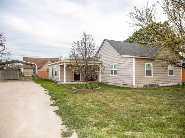 132 Nolan St, Tye, TX 79563