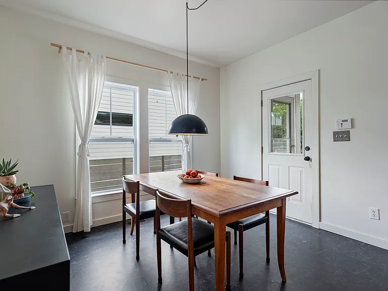 1014 Onslow St — Photo 5