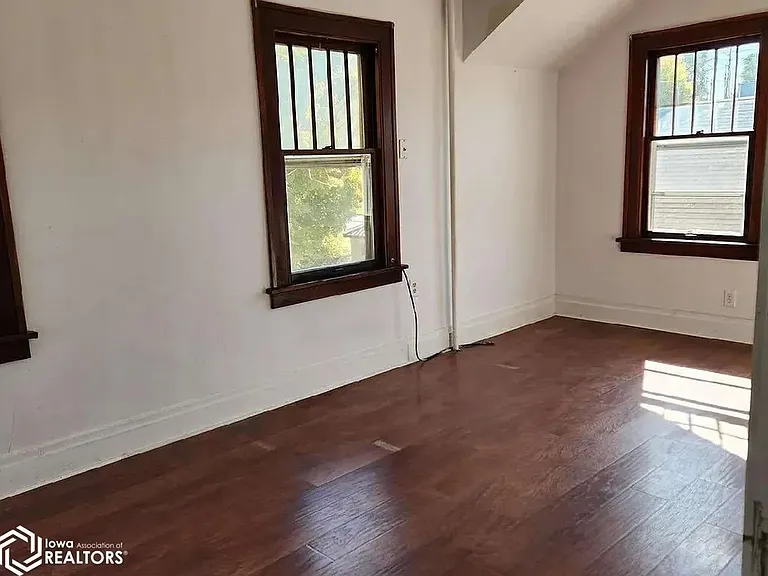 146 S Central Ave — Photo 4