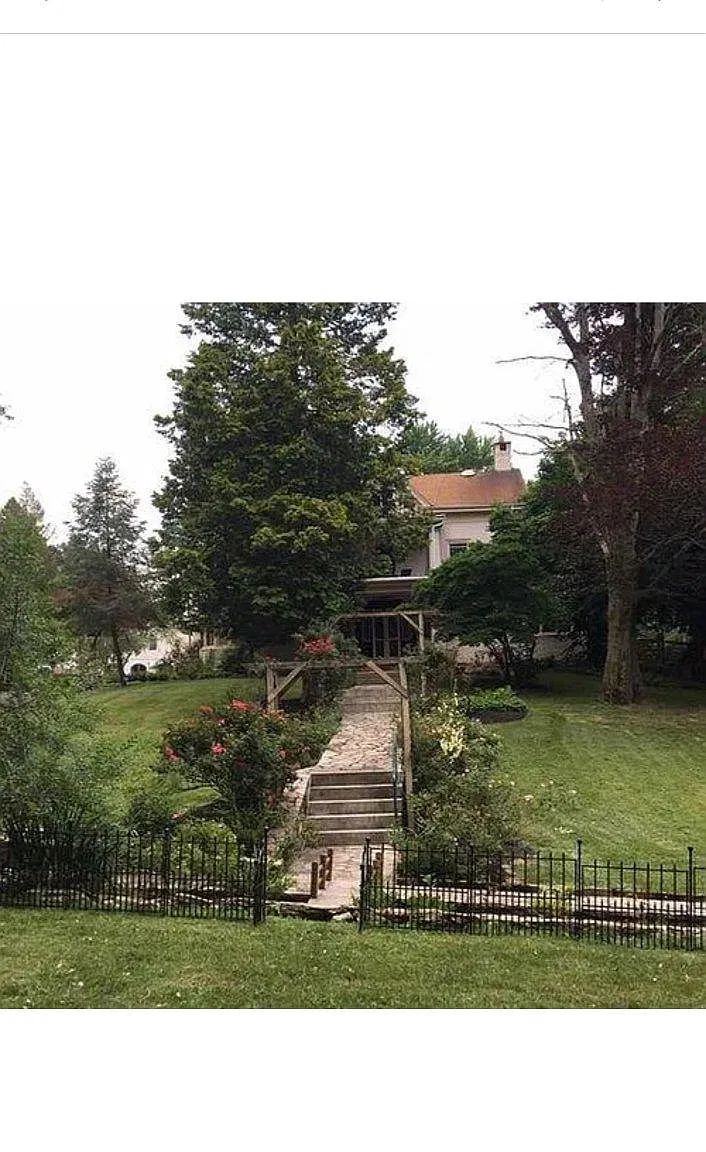 3 bed, 1.0 bath, 1500 sqft, $2,249 — Photo 2