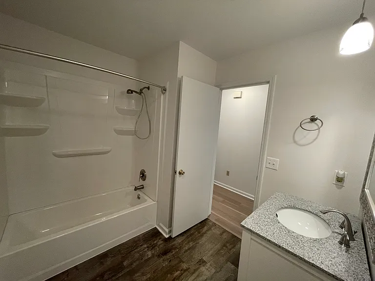 Full bathroom (hallway)