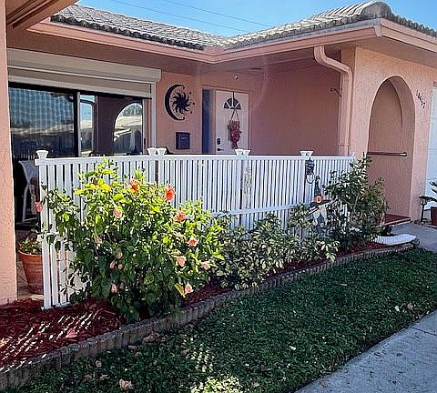 4th image of 10467 Larchmont Pl N