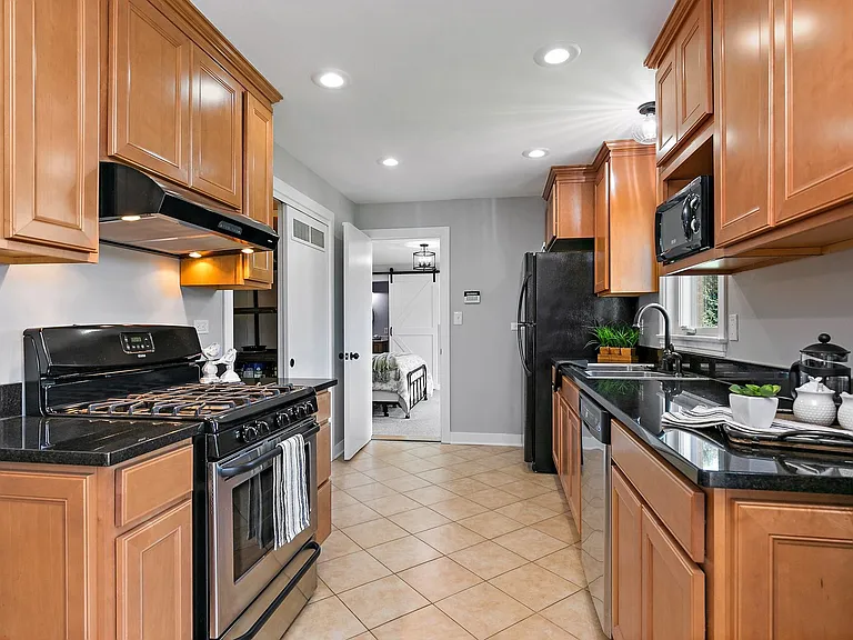 1037 N Harrison St — Photo 7