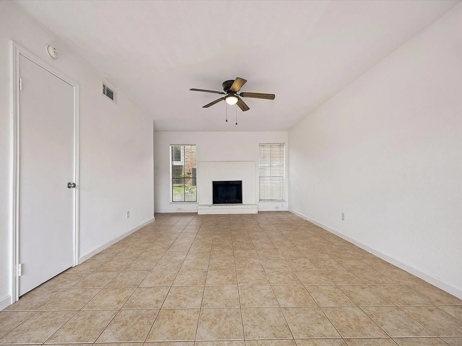 1 bed, 1.5 bath, 1176 sqft, $1,250 — Photo 3