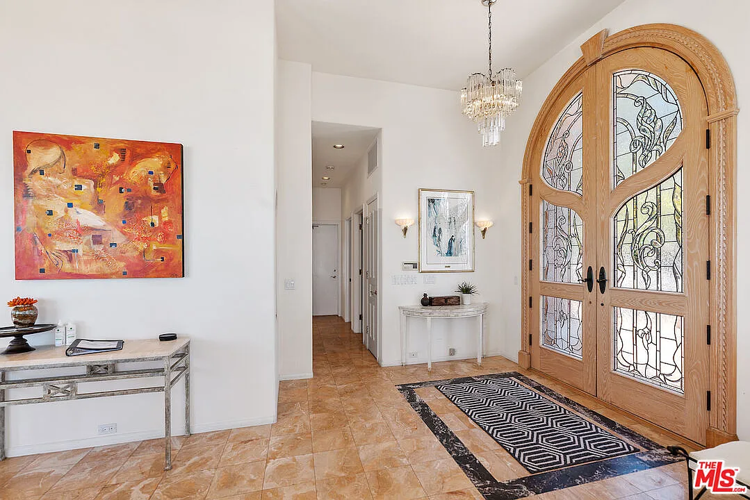 5 bed, 3.5 bath, 4997 sqft, $20,000 — Photo 4