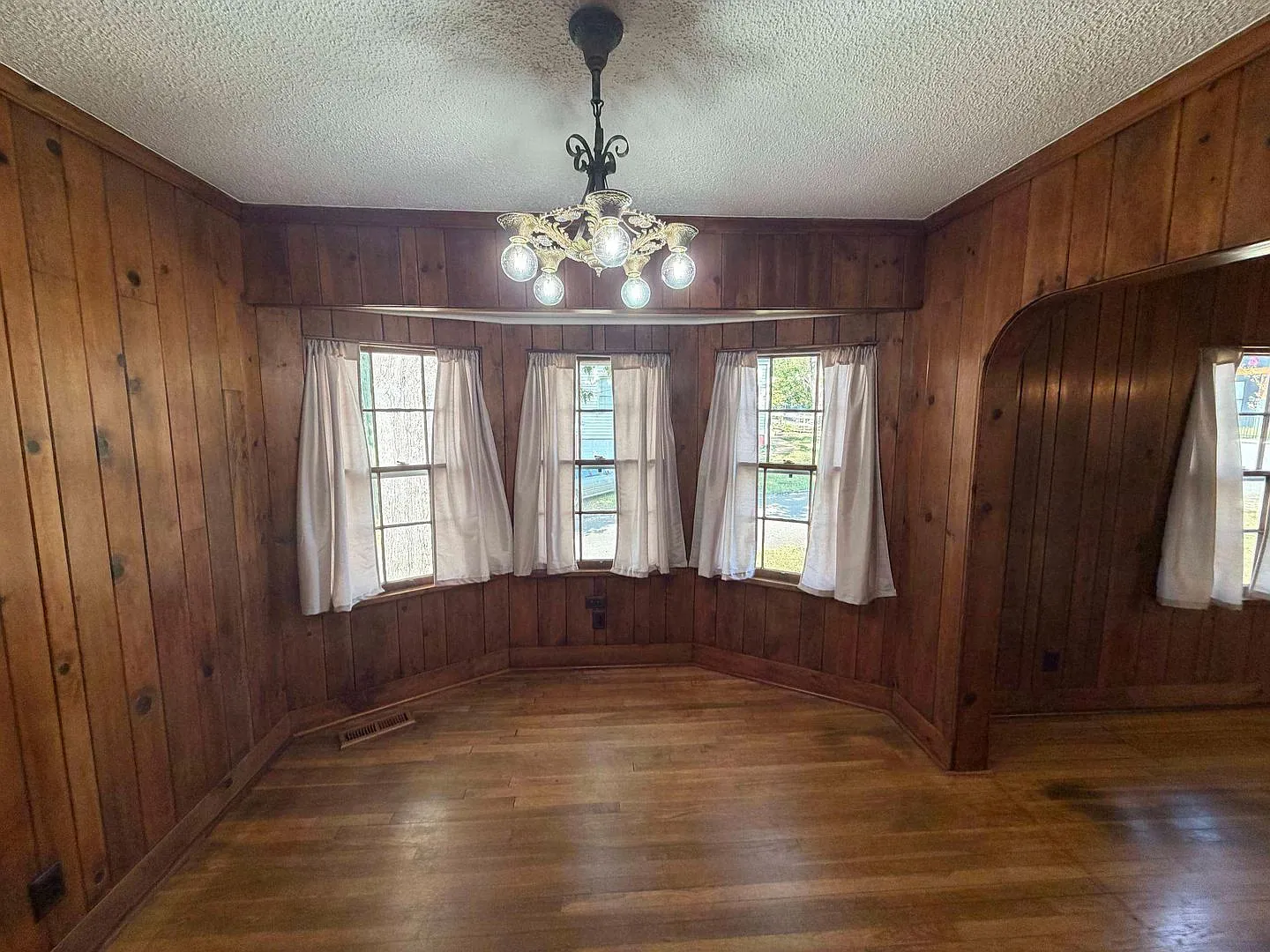 Character Home In Revitalized South Knoxville Neighborhood — Photo 4