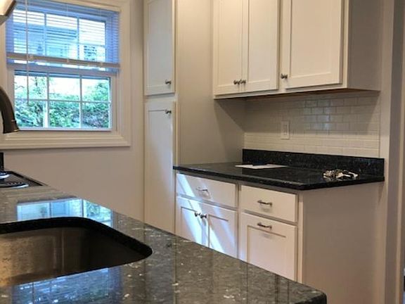 4th image of 8 E Hills Dr