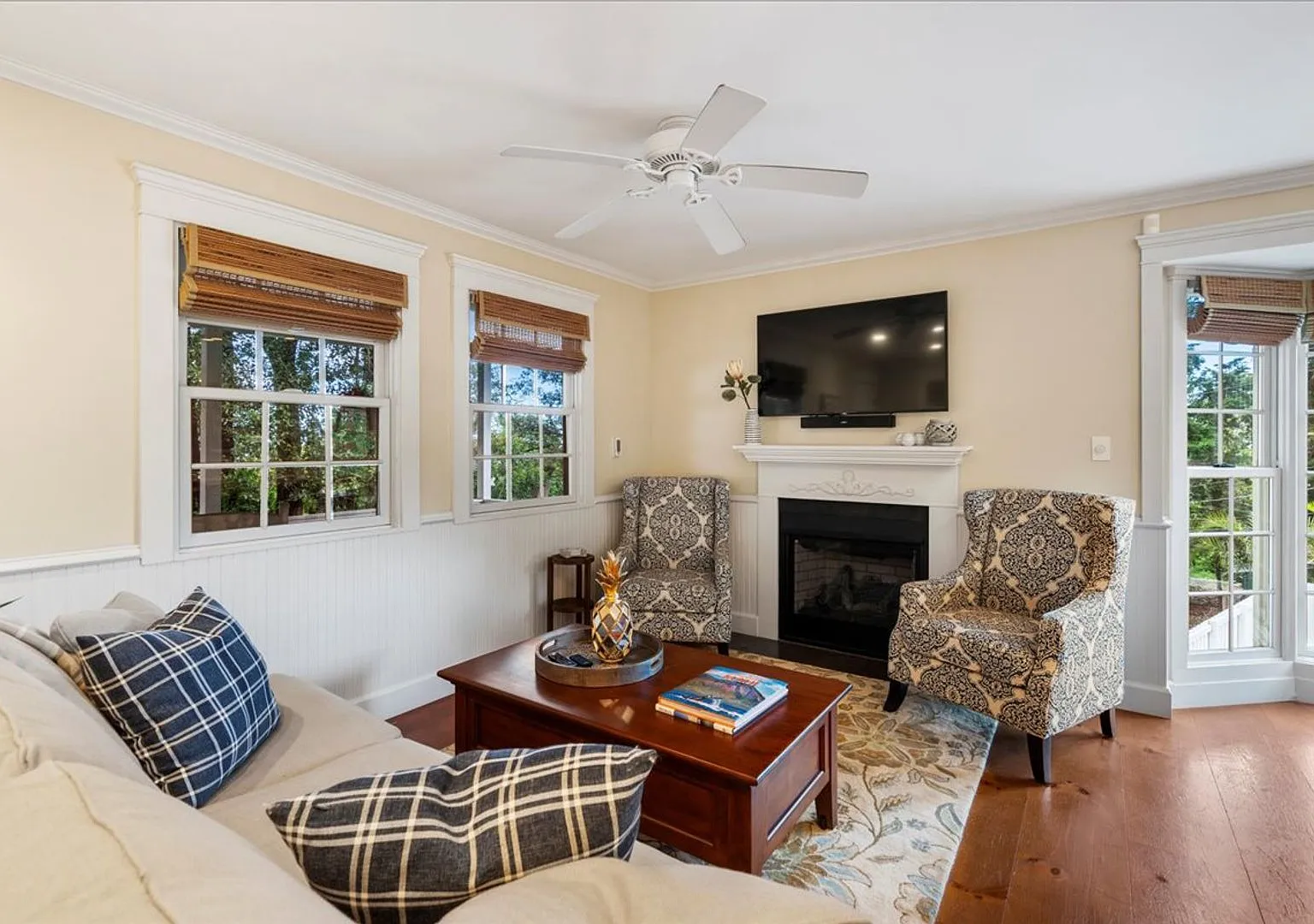 2 Bedroom, 1 Bath furnished Cottage — Photo 3