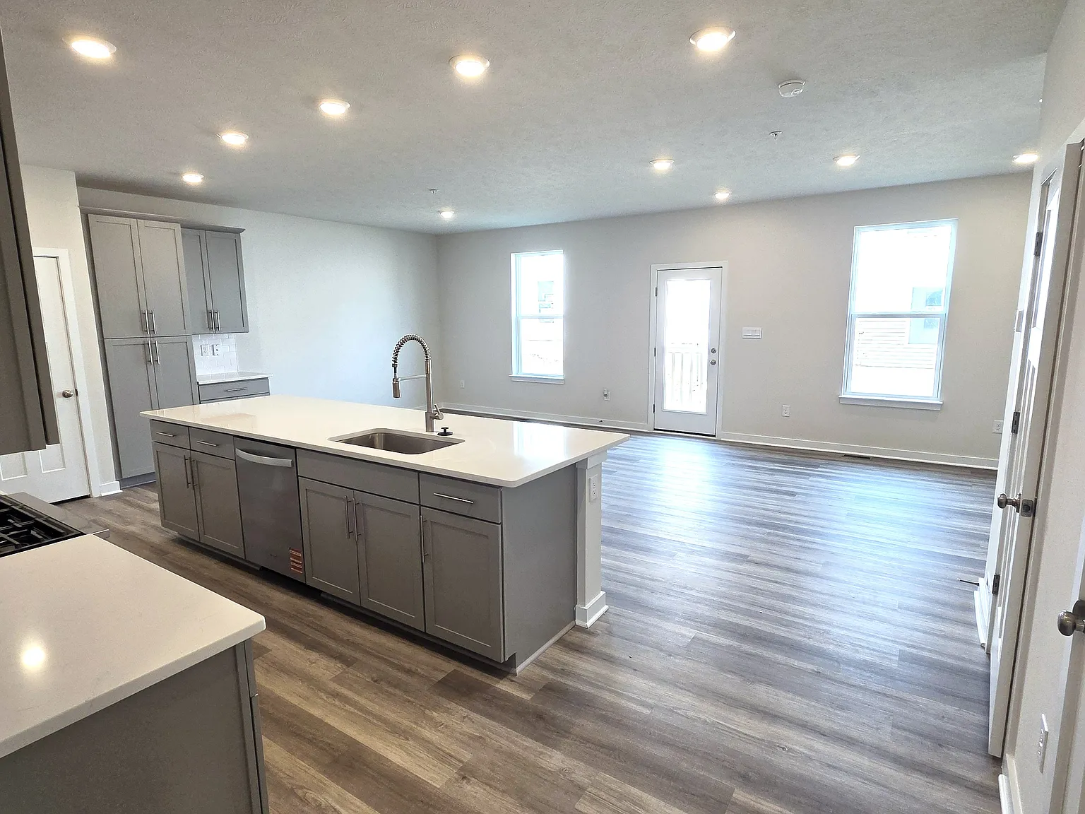 3 bed, 2.5 bath, 1901 sqft, $2,950 — Photo 3