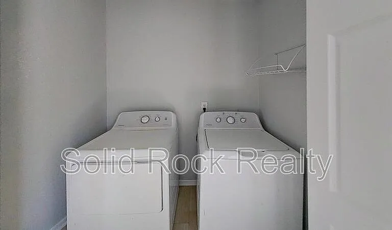 714 E 3rd St #2 — Photo 10