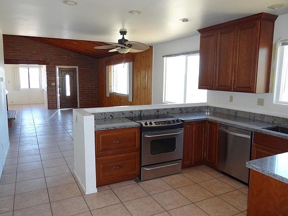 3rd image of 4625 N Sunset Dr